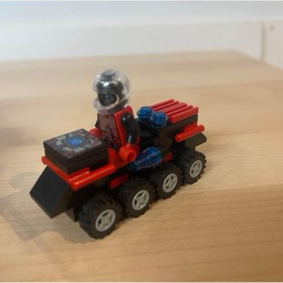 SOLD Vintage Lego Space: Saucer Centurion Set 6939 - Picture 4 of 4